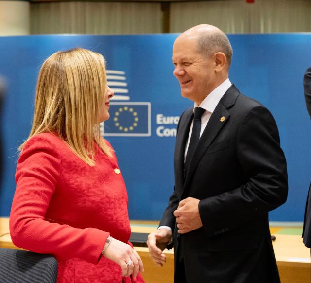 Consiglio Ue, l'esclusione dalla cena Macron-Scholz-Zelensky: bullismo e sessismo contro Meloni