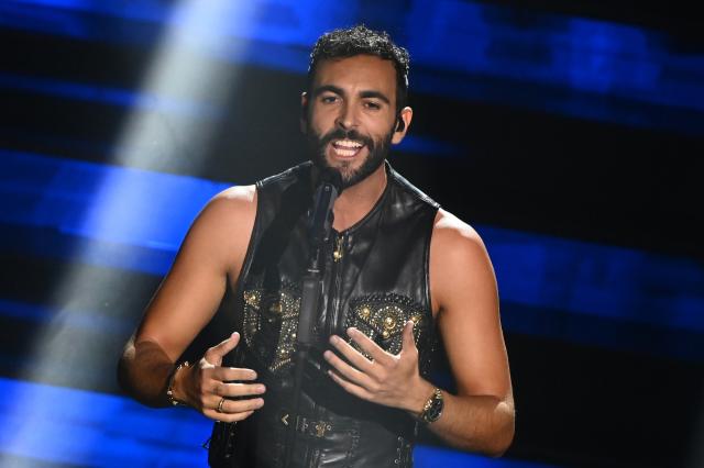 Marco Mengoni a Sanremo record: Due Vite fa il botto online e c'&egrave; la standing ovation