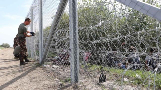 Dal Consiglio europeo via libera ai muri anti-migranti: von der Leyen spiazzata