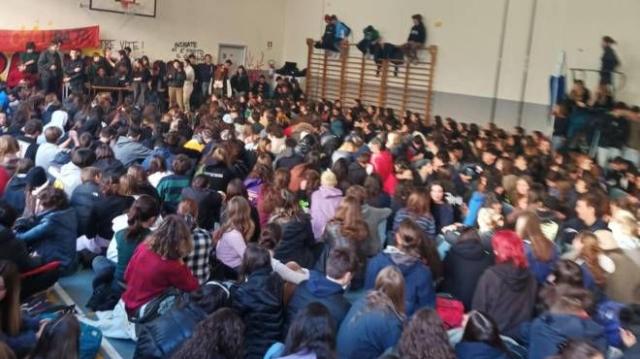 Milano, Manzoni e Tito Livio &ldquo;okkupati&rdquo;: studenti fancazzisti tra cine-fumo e diritti negati