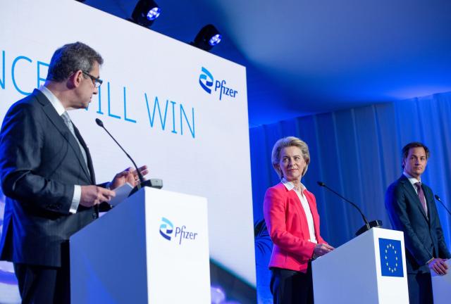 Vaccini Covid Pfizer, NYT porta in tribunale von der Leyen: "Nascose gli sms con Bourla"