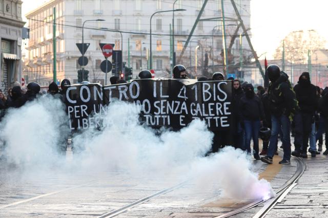 Cospito, volantino degli anarchici per la "vendetta di Alfredo": "Un manager verr&agrave; colpito a morte"