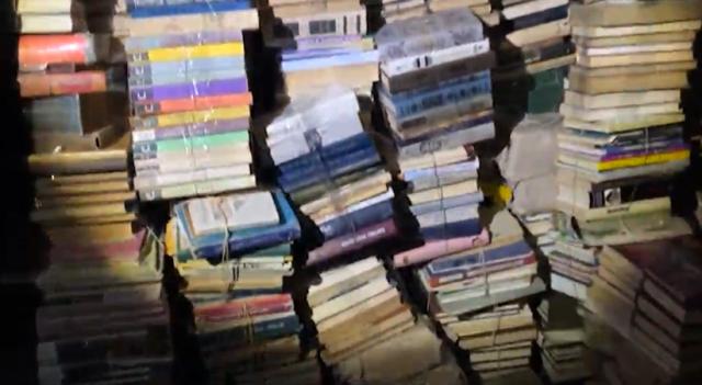 Ucraina, libri russi distrutti e riciclati per ricavare aiuti militari: cultura sacrificata per la guerra 