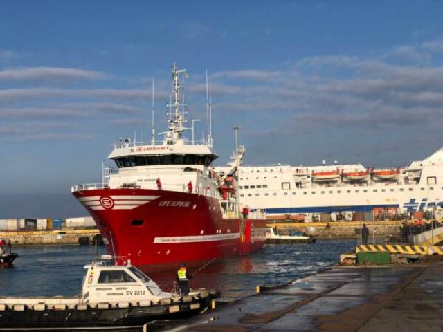 Migranti, Emergency attraccata a Civitavecchia: sbarcate 156 persone, tra cui 28 minori non accompagnati