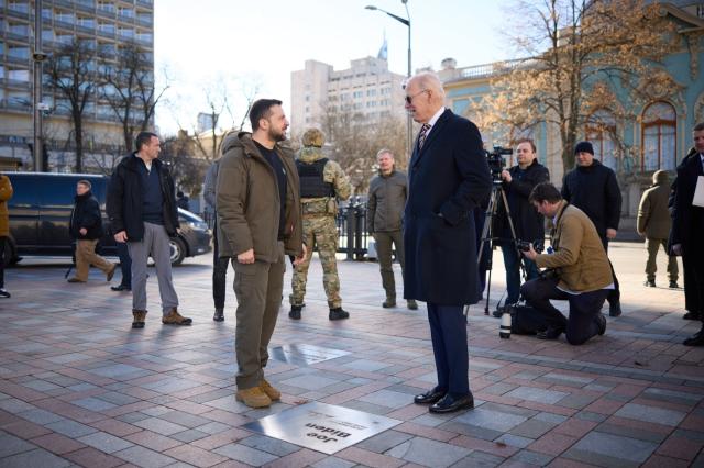 Zelensky dedica una "pietra dei coraggiosi" a Biden. Il web: "Sembra pietra tombale"