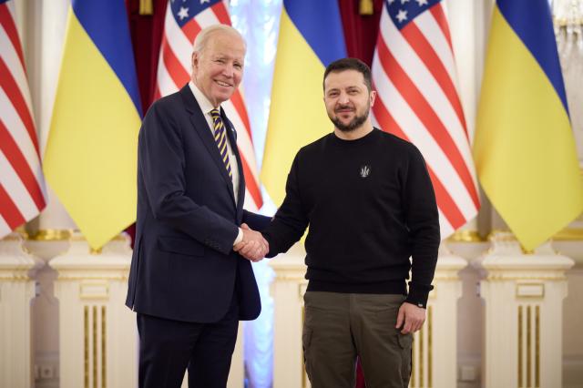 Biden da Zelensky a Kiev, la risposta di Mosca: "Fedelt&agrave; al regime neonazista fino alla tomba"