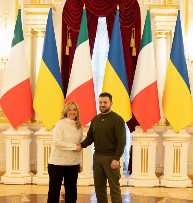 Ucraina, Giorgia Meloni suggerisce l'attuazione dell'articolo 5 della NATO in difesa di Kiev, una proposta surreale e pericolosa