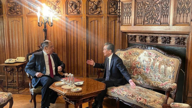 Russia, incontro a Mosca tra Lavrov e Wang Yi: "Pronti a proteggersi a vicenda"