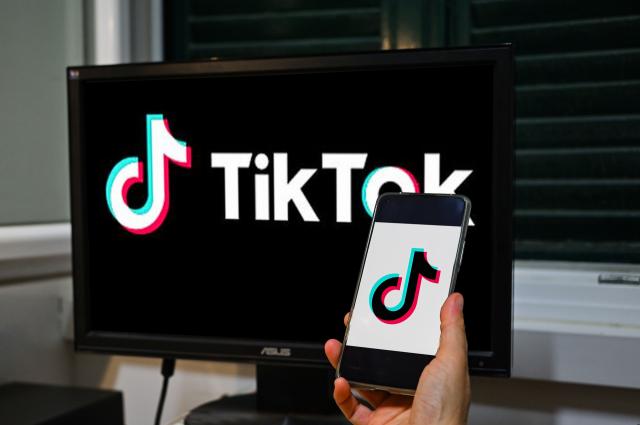 Ue, Tiktok vietato ai dipendenti della Commissione: no all'app sugli smartphone 