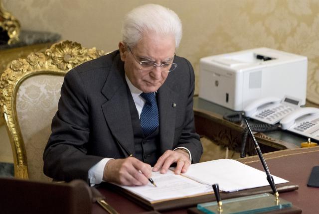 Mattarella promulga Milleproroghe ma con riserva. Al Governo: "Modificare le norme sui balneari"