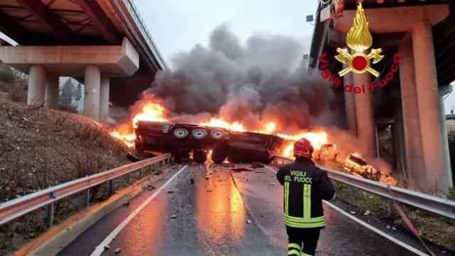 Incidente sull'A1 Barberino-Calenzano, tir sbanda e precipita sotto il viadotto: morto l'autista