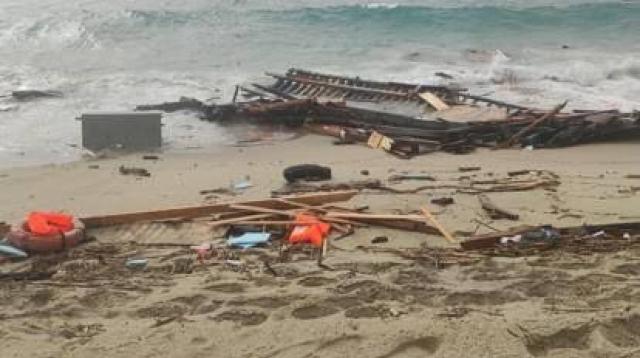Naufragio a Crotone, fermato lo scafista turco. Meloni: "Bloccare partenze dei migranti"