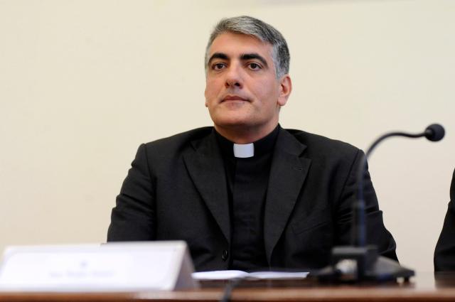 Chi &egrave; don Walter Insero, il parroco che ha celebrato il funerale di Maurizio Costanzo