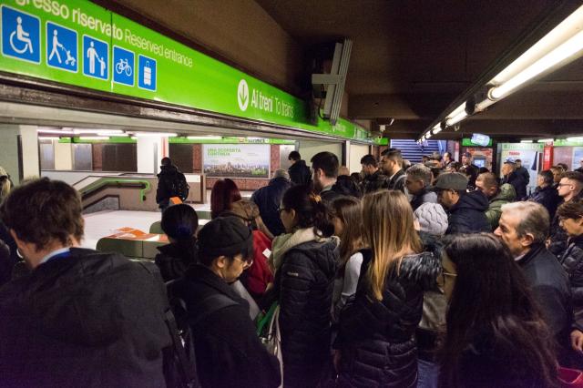 Guasto M2 Milano, metro verde bloccata: poi un malore improvviso fra i passeggeri