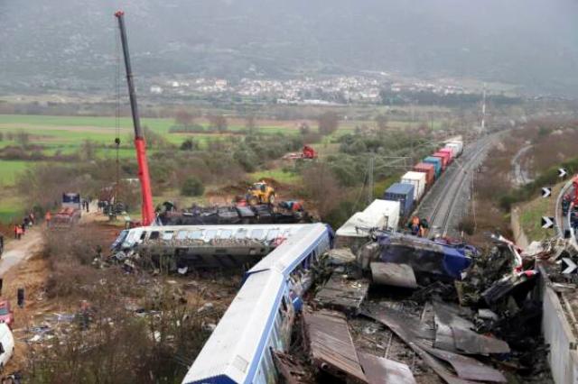 Grecia, scontro treni: deragliati vagoni passeggeri contro convoglio merci, 32 morti e 85 feriti