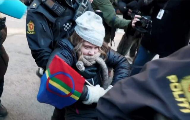 Greta Thunberg arrestata di nuovo in una delle irrilevanti manifestazioni per l'ambiente: verit&agrave; o messinscena?