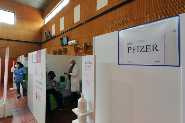 Covid vaccino Pfizer, consegna in ritardo a 8 Paesi europei
