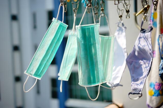 Covid, &ldquo;le mascherine non fanno alcuna differenza&rdquo;: l&rsquo;analisi comparativa di 78 studi per Cochrane