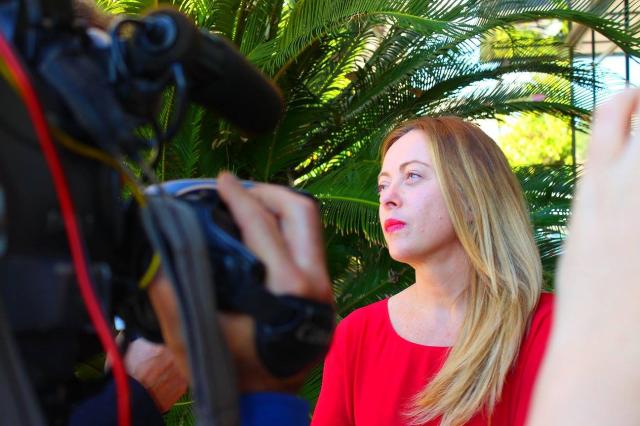 Emirati Arabi, Meloni e Tajani ad Abu Dhabi: obiettivo rilancio delle relazioni dopo tensioni con Conte