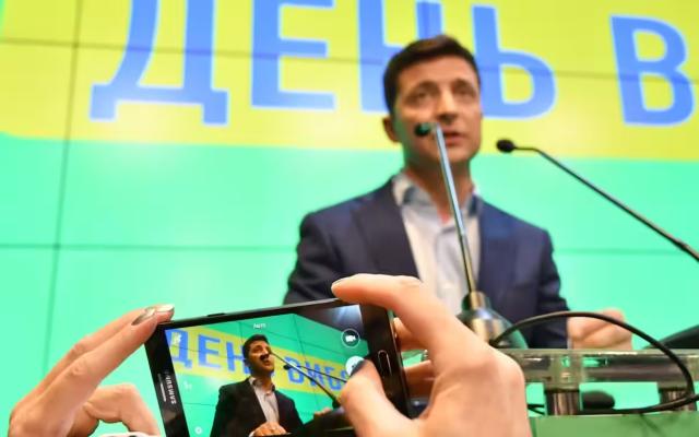 Zelensky, il presidente influencer in guerra: primo per numero di interazioni per post, quinto per follower