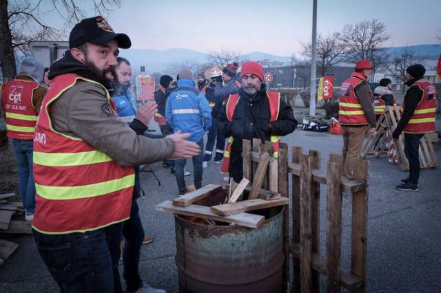 Francia, "marted&igrave; nero" contro la riforma pensioni di Macron: bruciati suoi ritratti con naso da clown