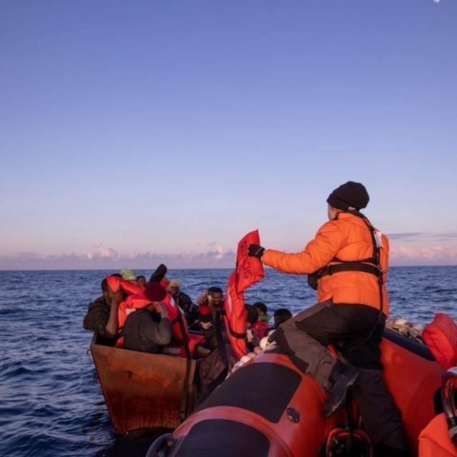 Migranti, le richieste dei padroni e delle sinistre arcobaleno: "Ci vogliono pi&ugrave; immigrati"