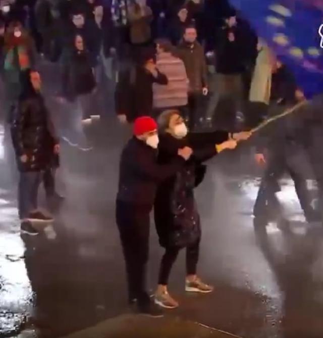 Georgia, proteste contro legge "agenti stranieri": centinaia tentano l'irruzione in parlamento