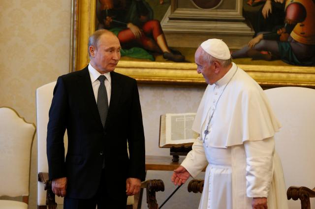 Ucraina, Papa Francesco: "Incontrare Putin? Disponibile. La guerra &egrave; mondiale: le potenze sono tutte invischiate"