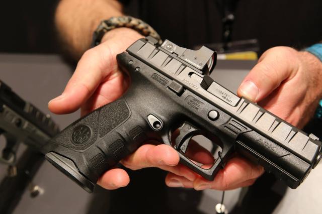 Texas, bambina di 3 anni spara e uccide la sorellina di 4: aveva trovato la pistola carica in camera da letto