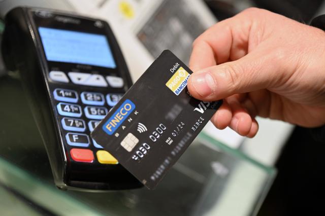 Pos, nel 2022 5 miliardi sottratti alle aziende a beneficio delle banche: ecco a che serve la digitalizzazione del denaro