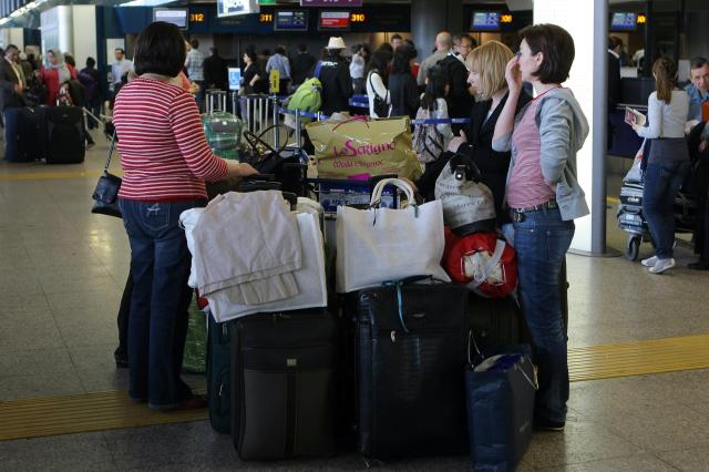 Regno Unito, sistema di controllo aereo in tilt: 1000 voli cancellati e effetto domino in tutta Europa 