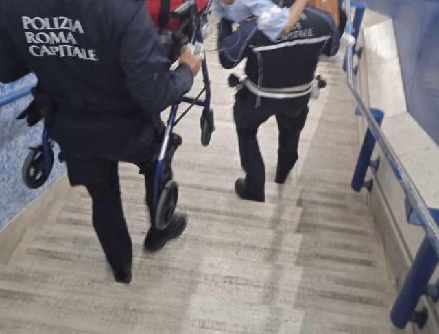 Scala mobile rotta in metropolitana: turista disabile portata in braccio dai vigili al Colosseo