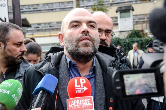 Migranti, Saviano getta fango su Meloni e Salvini: "Xenofobi e responsabili della strage di Cutro"