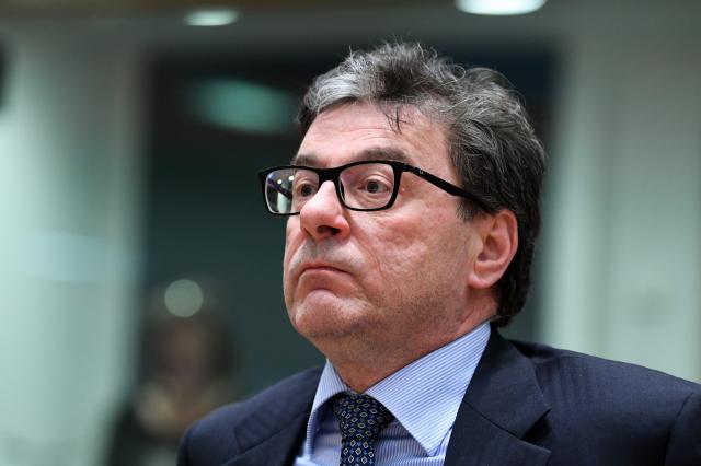 Crollo borse, Giorgetti: "Il sistema bancario italiano &egrave; solido e non ha le regole americane"