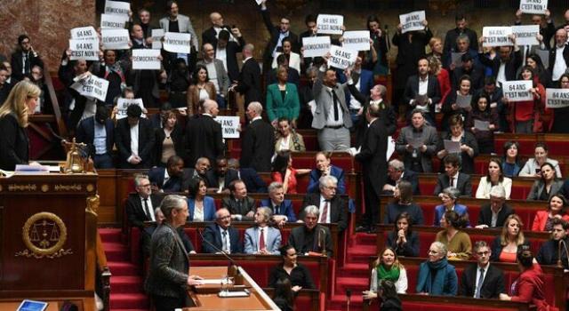 Francia, la riforma della pensioni &egrave; legge. Il governo scavalca l'Assemblea e ricorre all'articolo 49 della Costituzione