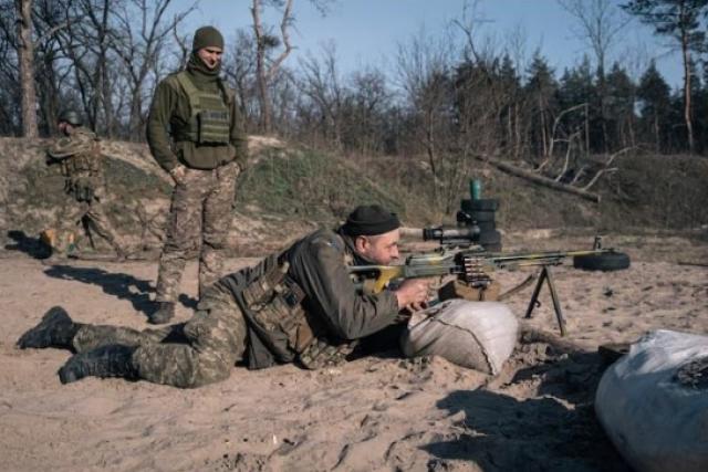 Ucraina, Ue pronta a sborsare altri 2 miliardi per le munizioni: nuovo accordo in soccorso a Zelensky