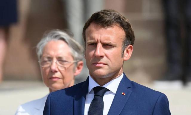 Francia, bocciate le 2 mozioni di sfiducia sulle pensioni:  Macron salvo per 9 voti, proteste a Parigi