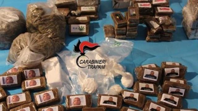 Marsala, le immagini di Matteo Messina Denaro e Tot&ograve; Riina su 13 kg di droga 