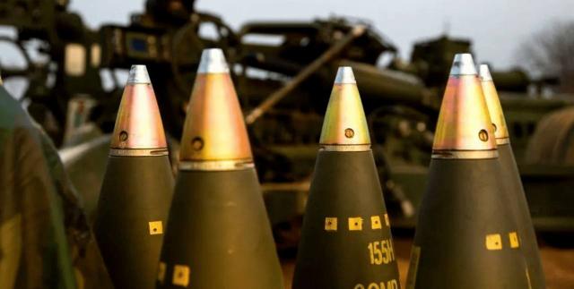 Proiettili con uranio impoverito: cosa sono le nuove armi che il Regno Unito invier&agrave; a Kiev. L&rsquo;ira del Cremlino: &laquo;Cos&igrave; si rischia lo scontro nucleare&raquo;