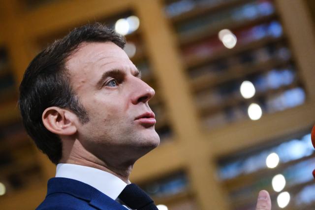 Francia, Macron ignora la pace e annuncia 10 mesi di leva volontaria contro "minaccia" russa: "&euro;900-1000 al mese, i giovani? Non andranno in Ucraina"
