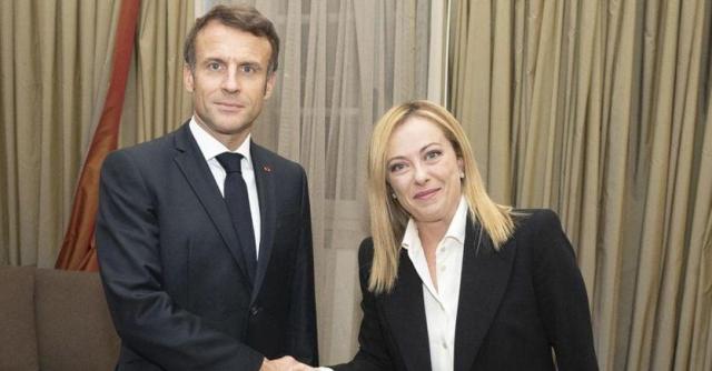 Meloni-Macron, il faccia a faccia disgelo dura oltre un&rsquo;ora e mezza. La premier: dalla Tunisia rischiamo 900 mila arrivi