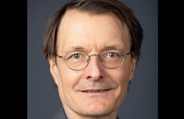 Vaccino Covid, il ministro della Salute tedesco Karl Lauterbach ammette: "Effetti avversi inquietanti"