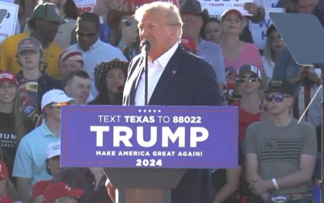 Usa, Trump apre la campagna presidenziale: "Rieleggetemi e sarete vendicati. Finir&agrave; il regime di Biden"