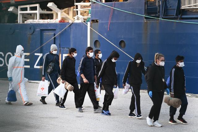 Migranti, nel 2023 sbarcati in Italia in 27mila. Metsola chiede "solidariet&agrave;", ma la sua Malta ne ha accolto solo uno