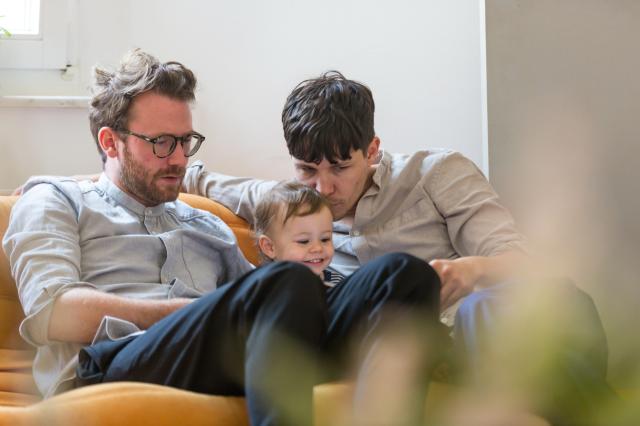 Figli di coppie gay, il Parlamento europeo condanna il governo Meloni per lo stop alle registrazioni: "L'Italia torni indietro"