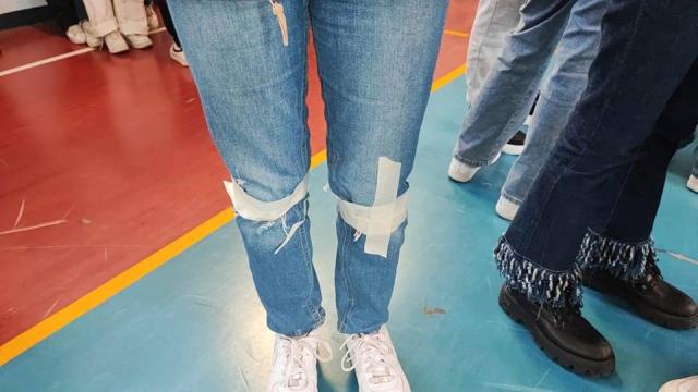 Napoli, nastro adesivo sui jeans strappati per entrare a scuola