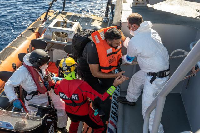 Migranti, Roberto Occhiuto lancia l'allarme: "Nel 2022 sono approdati da noi 18mila migranti"