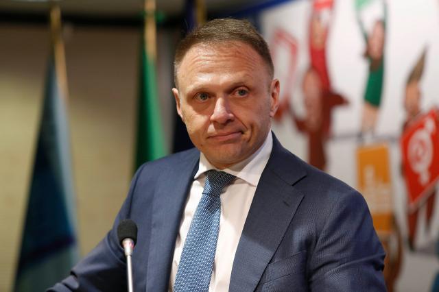 Lollobrigida, treno per Napoli in ritardo, lui lo fa fermare a Ciampino per scendere, bufera sul Ministro: "Tappe ad personam". Renzi e M5s: "Si dimetta"