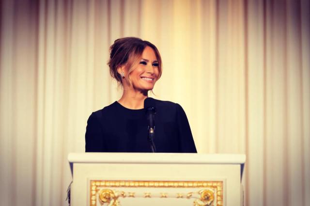 Trump incriminato, la moglie Melania non &egrave; al suo fianco: voci di divorzio per la coppia