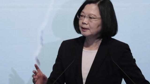 Taiwan, il Presidente Tsai Ing-wen vola a Los Angeles: aerei e navi militari cinesi davanti a Taipei